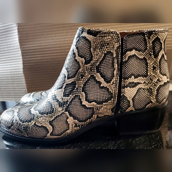 SOLD Like new Antonio Melani Leather Booties - Picture 4 of 10